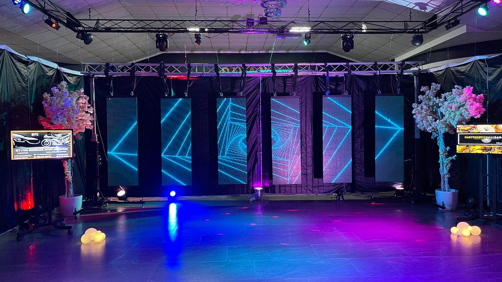 Mehrere LED-Flächen an einer Traverse bei einer Veranstaltung in einer Halle